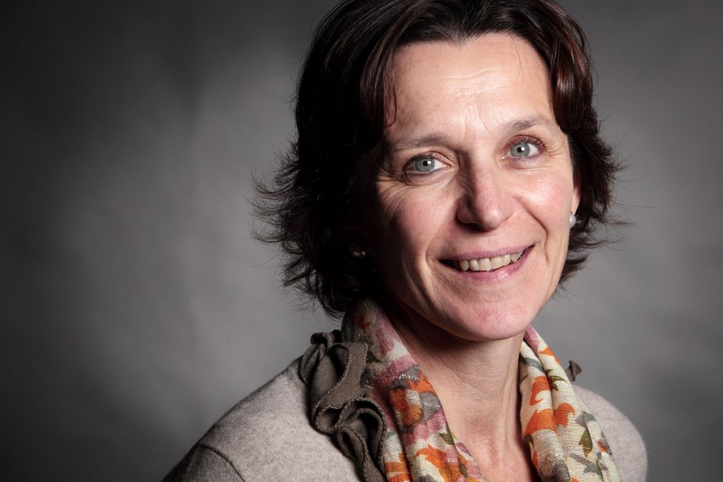 Non la conosco, ma mi fa piacere che anche nel mondo dei produttori alternativi: piccole, ardite realtà...faccia capolino una donna. Anche se la sorpresa è forse solo mia che appartengo al secolo scorso. Lei si chiama Matilde Poggi e l'associazione che guiderà  è la della Confédération Européenne des Vignerons Indépendants, acronimo Cevi. Organizzazione che riunisce e rappresenta i Vignaioli indipendenti europei, facendosi portavoce davanti alle istituzioni comunitarie delle istanze delle Federazioni che ne fanno parte. Dopo sei anni come vicepresidente Matilde Poggi, Presidente in carica della FIVI – Federazione Italiana Vignaioli Indipendenti, succede al francese Thomas Montagne