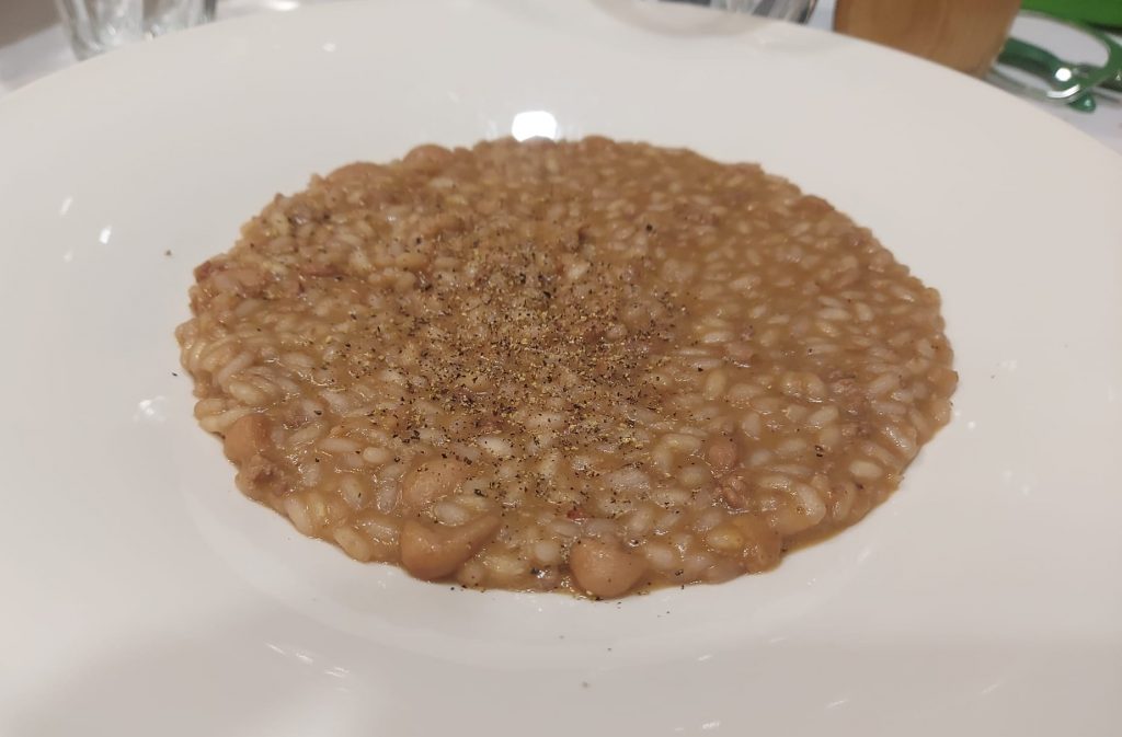 Una buona panissa vercellese la potete gustare a La Bettola di Carisio: un locale luminoso, dal look moderno e dal servizio piacevole e puntuale. Io se passo, ci vado. 