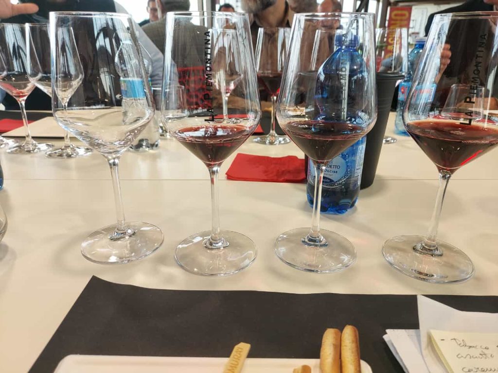 Quello che colpisce però non sono i vini, per ora nel gruppone di testa fra i vini dell’Alto Piemonte; neppure tanto l’imponenza dell’investimento; ma soprattutto lo stile diverso con cui si promuove il vino