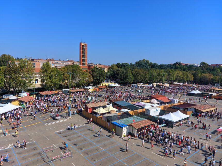 Festival delle Sagre Astigiane, Piazza Campo del Palio, Asti. Foto: Andrea Marchisio / Wikimedia Commons – CC BY-SA 3.0